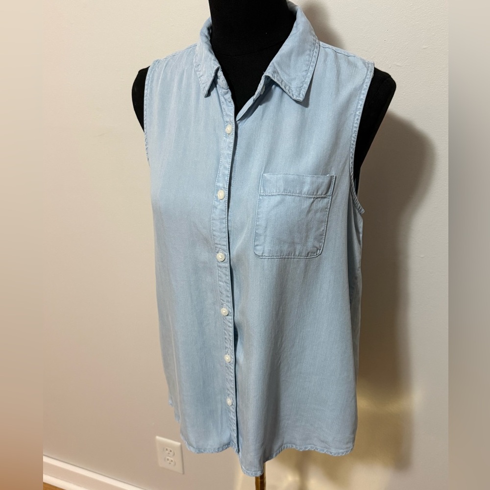 Time and Tru Light Blue Sleeveless Button-Down Shirt